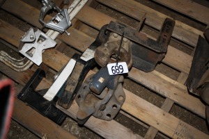 2- pintle hitches, stabelizer hitch, 2 hitches